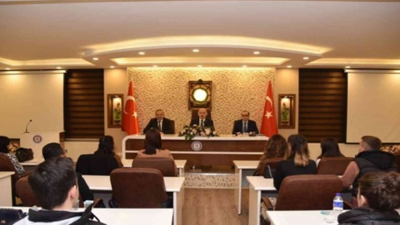 Manisa valisi göreve yeni başlayan kamu personeli ile bir araya geldi
