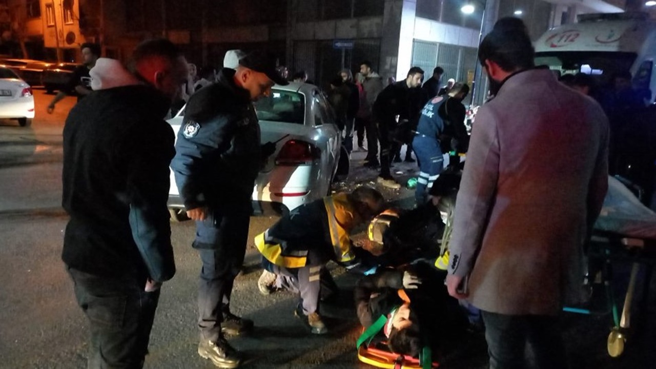 Manisa Şehzadeler’de otomobilin çarptığı motosikletteki 2 kişi yaralandı