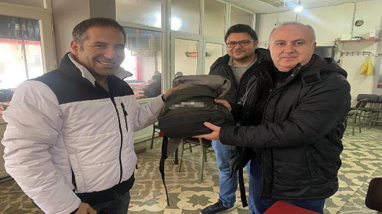 Kahvehanede bulunan para sahibine verildi